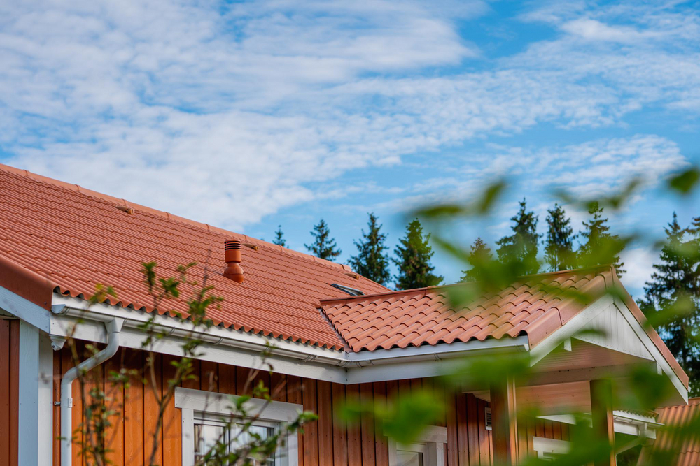 EKAROS P.V.M. OÜ Leedu eterniit Klasika, Leedu eterniit Agro L/XL, Leedu eterniit Villa, Leedu eterniit Gotika, Poola eterniit (Swisspearl 130-9), Vihmaveesüsteemid, Katuse käiguteed eterniitkatustele, Lumetõkked eterniitkatustele, Metallist varbaia paneelid